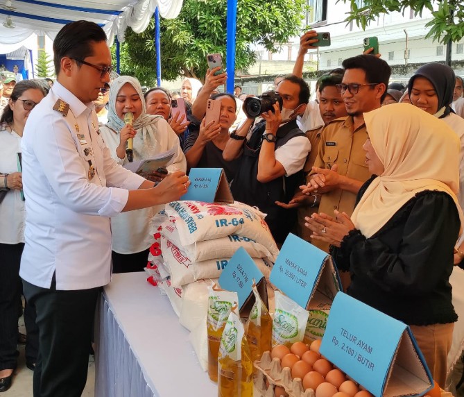 Wali Kota Medan Rico Waas saat membuka Pasar Murah beberapa hari lalu. Foto; dokumen Dinas Kominfo Medan