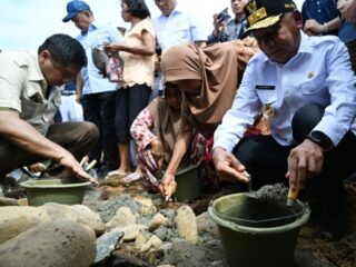 Wakil Gubernur Sumut Surya bersama Menteri PKP Maruara Sirait meletakan batu pertama hunian tetap masyarakat korban banjir dan longsor di Tapanuli Tengah. Foto ; dokumen Dinas Kominfo Sumut