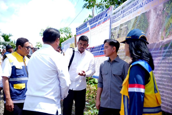 Gubernur Sumut Bobby Nasution bersama Wakil Presiden Gibran Rakabuming Raka meninjau Jembatan Gantung Sungai Gomo di Nias Selatan. Foto; dokumen Dinas Kominfo Sumut