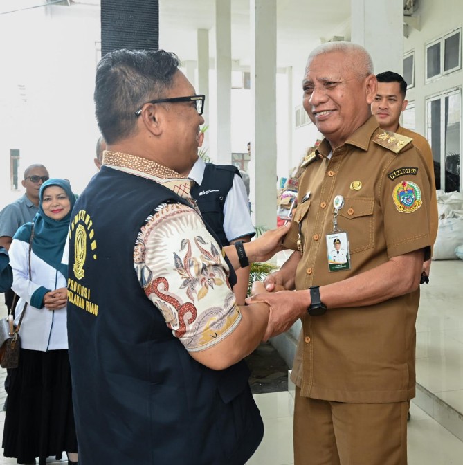 Wakil Gubernur Sumut Surya saat menerima bantuan dari Pemerintah Kepulauan Riau di Posko Bantuan Bencana Pemprov Sumut, Senin (22/12/2025). Foto ; dokumen Dinas Kominfo Sumut