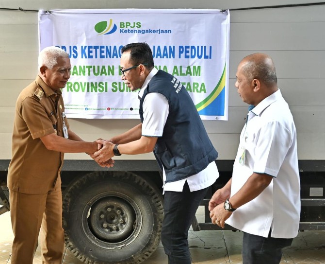 Wakil Gubernur Sumut Surya saat menerima bantuan dari BPJS Ketenagakerjaan. Foto; dokumen Dinas Kominfo Sumut