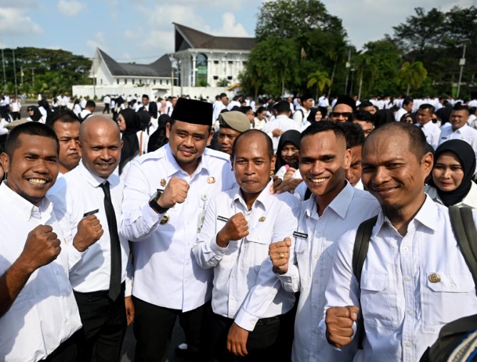 Gubernur Sumut Bobby Afif Nasution berfoto bersama dengan PPPK yang dilantik, Rabu (24/12/2025). Foto; dokumen Dinas Kominfo Sumut