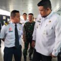 Gubernur Sumut Bobby Afif Nasution saat berbincang dengan pihak Stasiun Kereta Api Indonesia (KAI) Medan saat melihat arus mudik menjelang Nataru, Rabu (24/12/2025). Foto; Reza Sahab/kaldera.id