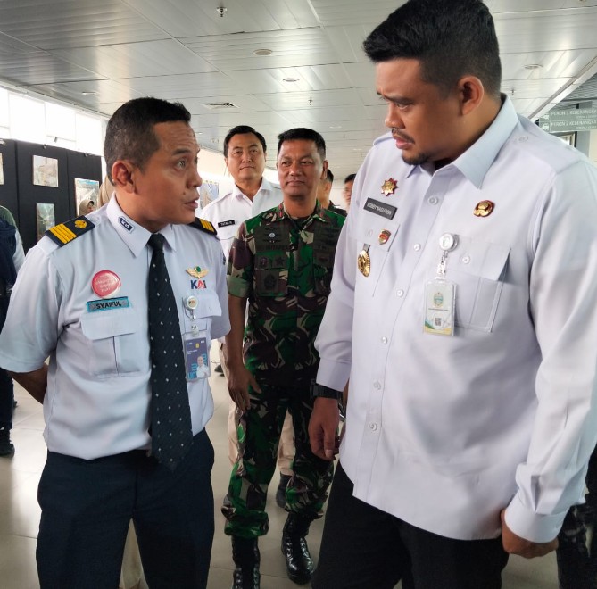 Gubernur Sumut Bobby Afif Nasution saat berbincang dengan pihak Stasiun Kereta Api Indonesia (KAI) Medan saat melihat arus mudik menjelang Nataru, Rabu (24/12/2025). Foto; Reza Sahab/kaldera.id