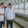 Wali Kota Medan Rico Waas berbincang akrab dengan Gubernur Sumut Bobby Afif Nasution di sela sela peninjauan di Stasiun Kereta Api Medan, Rabu (24/12/2025). Foto : dokumen Dinas Kominfo Medan