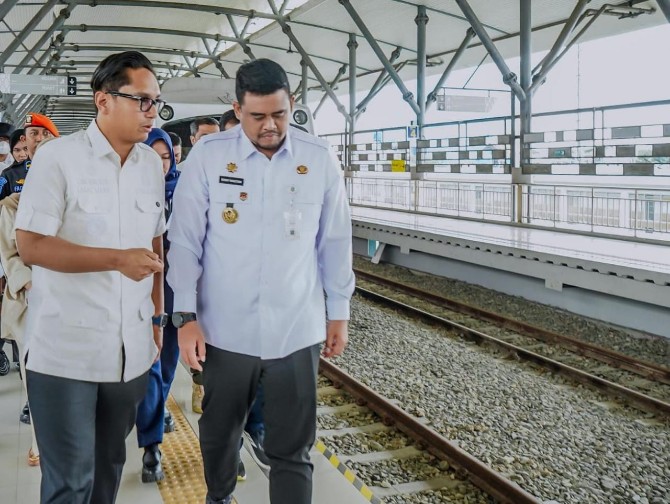Wali Kota Medan Rico Waas berbincang akrab dengan Gubernur Sumut Bobby Afif Nasution di sela sela peninjauan di Stasiun Kereta Api Medan, Rabu (24/12/2025). Foto : dokumen Dinas Kominfo Medan
