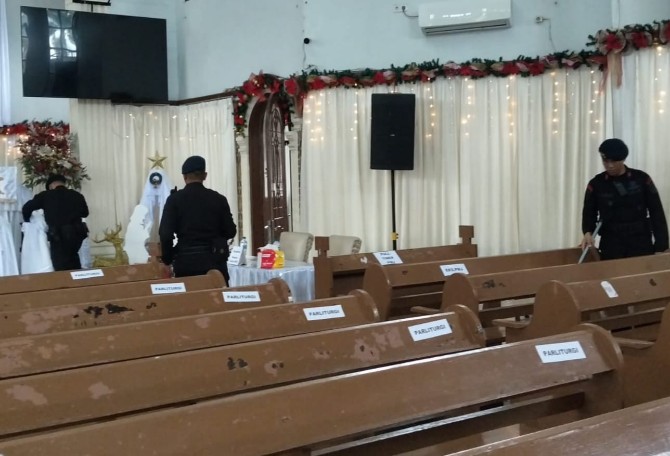 Sejumlah personel Polda Sumut sedang melakukan pengamanan gereja. Foto; ISTv