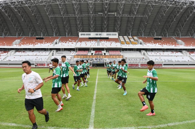 Pemain PSMS Medan sedang melakukan latihan menghadapi laga melawan Sriwijaya dalam lanjutan Liga 2 Grup A di Stadion Gelora Jakabaring, Palembang, Sabtu (27/12/2025). Foto ; IST