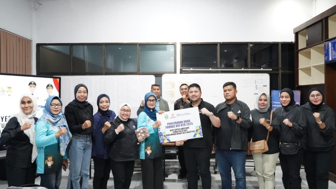 Ketua KORMI Sumut menyerahkan bantuan kepada INORGA. Foto; IST