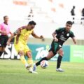 Pemain PSMS Medan (Jersey hijau) berusaha menahan laju pemain Sriwijaya FC dalam lanjutan Liga 2 Grup A di Stadion Gelora Jakabaring, Palembang, Sabtu (27/12/2025). Dalam laga itu PSMS Medanenang 3-1. Foto; IST