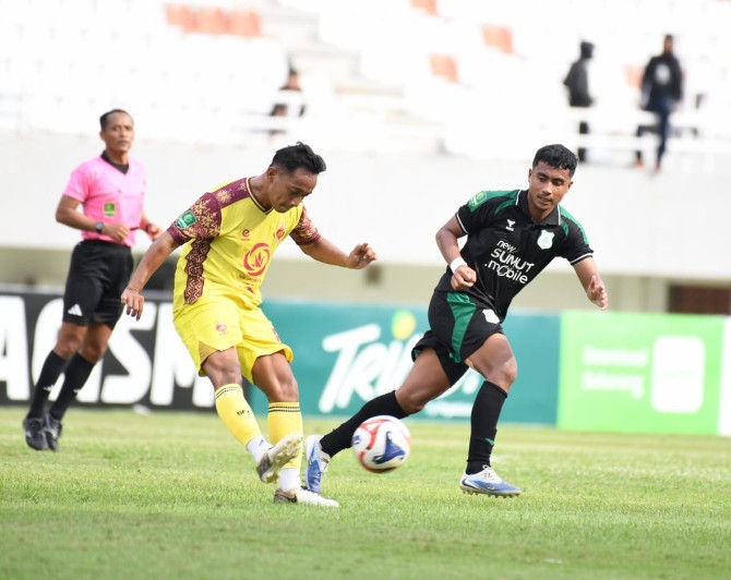 Pemain PSMS Medan (Jersey hijau) berusaha menahan laju pemain Sriwijaya FC dalam lanjutan Liga 2 Grup A di Stadion Gelora Jakabaring, Palembang, Sabtu (27/12/2025). Dalam laga itu PSMS Medanenang 3-1. Foto; IST