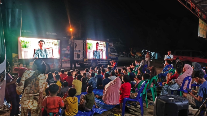 Para pengungsi dan relawan di Tapsel nonton bareng. Foto; dokumen Dinas Kominfo Sumut
