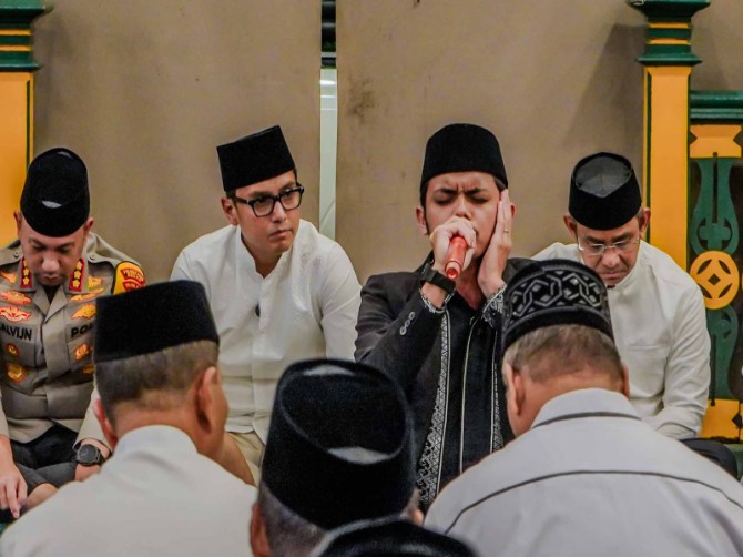 Wali Kota Medan Rico Waas saat menghadiri zikir dan doa bersama. Foto; dokumen Dinas Kominfo Medan