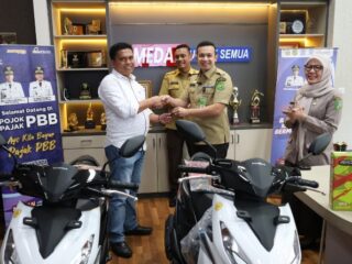 Bapenda Medan Serahkan Hadiah Undian Semarak Bayar Pajak 2025