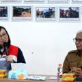 Wagubsu Surya saat menerima bantuan dari sejumlah daerah di Posko Bantuan Sumut, Selasa (16/12/2025).Foto; Dinas Kominfo Sumut
