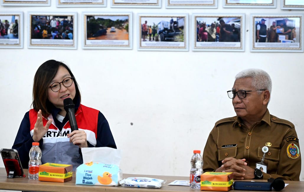 Wagubsu Surya saat menerima bantuan dari sejumlah daerah di Posko Bantuan Sumut, Selasa (16/12/2025).Foto; Dinas Kominfo Sumut