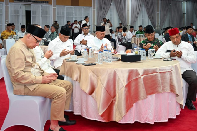 Wakil Gubernur Sumut Surya bersama pejabat Pemprovsu dan Forkopimda Sumut melakukan doa bersama menyambut malam pergantian tahun di Aula T Rizal Nurdin Komplek Rumah Dinas Gubernur Sumut, Jalan Jendral Sudirman No 41, Medan, Rabu (31/12/2025) malam. Foto; dokumen Dinas Kominfo Sumut