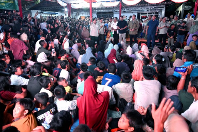 Presiden Prabowo Subianto bersama Gubernur Sumut Bobby Afif Nasution dan Bupati Tapsel Gus Irawan Pasaribu berada di Posko Pengusian Batuhula. Foto; dokumen Dinas Kominfo Sumut