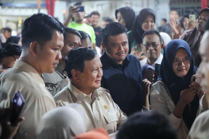 Presiden Prabowo Subianto bersama Gubernur Sumut Bobby Afif Nasution di Posko Pengungsian Bencana Batuhula, Kabupaten Tapsel. Foto; IST