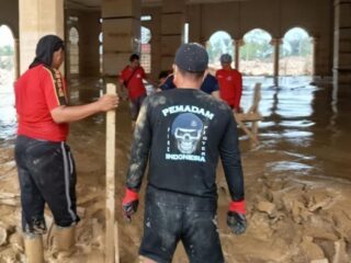 Misi Kemanusiaan Sebulan Penuh, Personel Damkarmat Kota Medan Bahu-Membahu Bersihkan Aceh Tamiang Pascabanjir