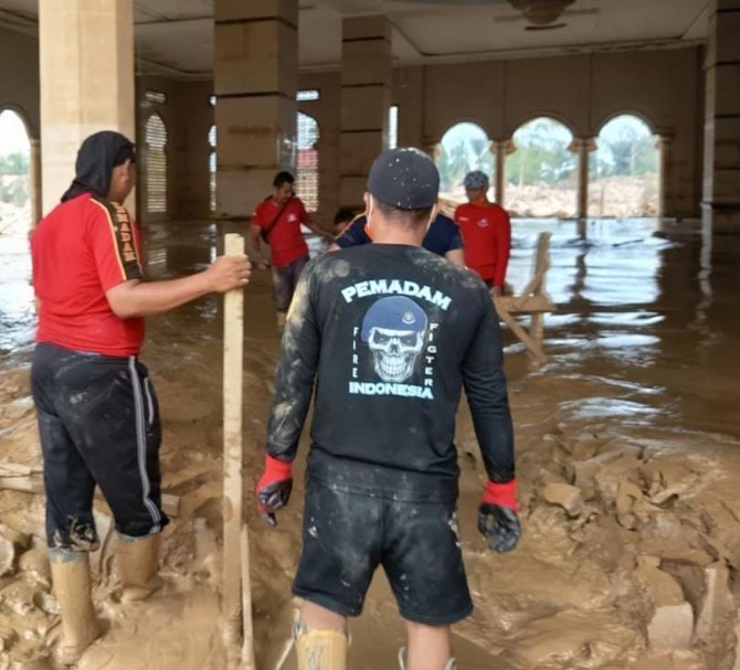 Personel Dinas Damkarmat Kota Medan melakukan misi kemanusiaan di Aceh Tamiang. Foto; Dinas Kominfo Kota Medan