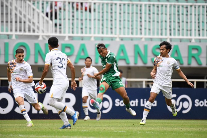 Pemain PSMS Medan (Jersey hijau) melepaskan tembakan dari sudut sempit. Dalam laga tersebut PSMS Medan kalah 0-1 dari Persikad Depok. Foto; IST