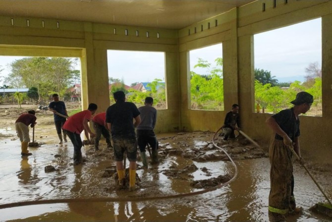 Sejumlah personel Damkarmat Kota Medan sedang membersihkan pekantoran di Aceh Tamiang. Foto; dokumen Dinas Kominfo Medan.