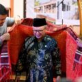 Teks Poto; Gubernur Sumatera Utara Bobby Afif Nasution bersama Wakil Wali Kota Medan Zakiyuddin Harahap memakaikan ulos (kain khas adat Batak) ke Menteri Pendidikan Dasar dan Menengah RI, Abdul Mu'ti. Foto; dokumen Dinas Kominfo Kota Medan