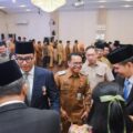 Wali Kota Medan Rico Waas didampingi Wakil Wali Kota Medan Zakiyuddin Harahap mengucapkan selamat kepada jajaran direksi PUD yang baru dilantik. Foto ; Reza Sahab/kaldera.id