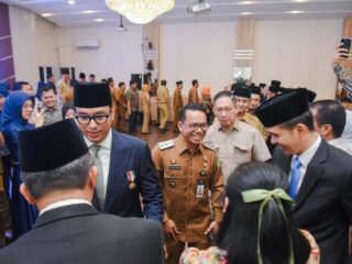 Wali Kota Medan Rico Waas didampingi Wakil Wali Kota Medan Zakiyuddin Harahap mengucapkan selamat kepada jajaran direksi PUD yang baru dilantik. Foto ; Reza Sahab/kaldera.id