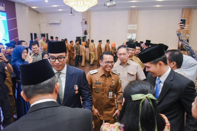 Wali Kota Medan Rico Waas didampingi Wakil Wali Kota Medan Zakiyuddin Harahap mengucapkan selamat kepada jajaran direksi PUD yang baru dilantik. Foto ; Reza Sahab/kaldera.id