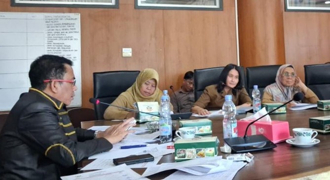 Suasana rapat evaluasi triwulan IV antara Dinas Lingkungan Hidup Kota Medan dengan Komisi 4 DPRD Medan di Gedung Dewan, Senin (5/1/2026). Foto; IST