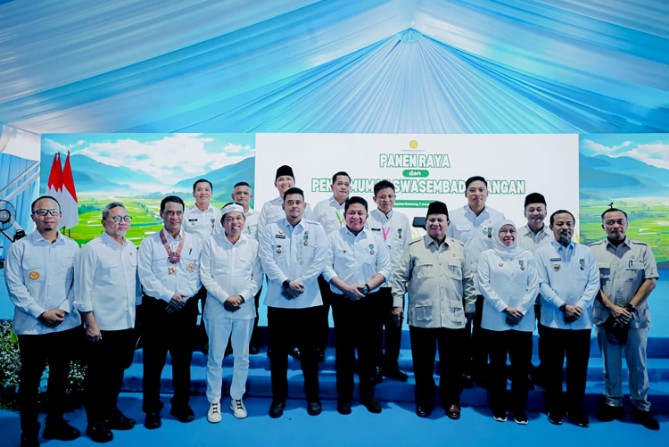 Gubernur Sumatera Utara Bobby Afif Nasution saat menerima penghargaan bidang swasembada pangan dari Presiden Prabowo Subianto