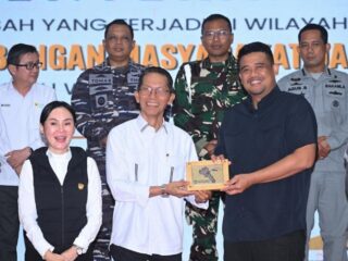 Pemko Batam Serahkan Donasi Bencana Rp4,7 Miliar ke Gubernur Sumut