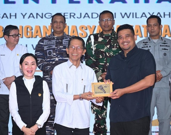 Gubernur Sumut Bobby Afif Nasution saat menerima bantuan dari Pemko Batam. Foto ; dokumen Dinas Kominfo Sumut