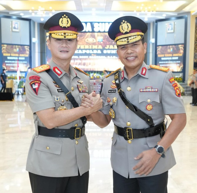 Kepala Kepolisian Daerah Sumatera Utara Irjen Pol Whisnu Hermawan Febrianto memimpin langsung serah terima jabatan (sertijab) dan pengukuhan Pejabat Utama (PJU) serta Kapolres jajaran Polda Sumut dalam upacara yang digelar di Aula Tribrata Mapolda Sumut, Kamis (8/1/2026).