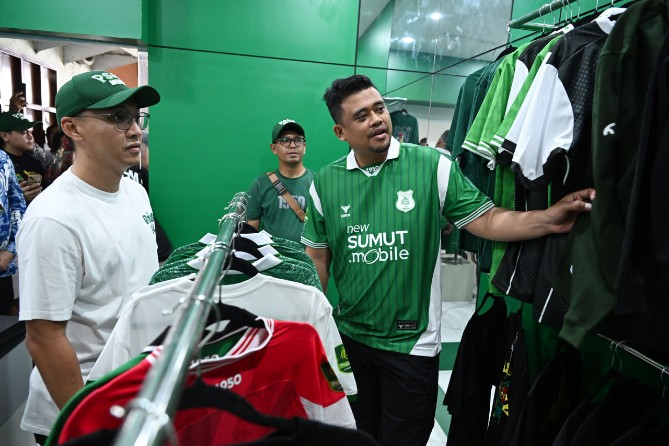 Gubernur Sumut Bobby Afif Nasution didampingi Presiden PSMS Medan, Fendi Jonathan saat meninjau 061 Apparel, toko yang menjual Jersey dan merchandise resmi PSMS Medan, Jumat (9/1/2026). Foto ; Reza Sahab/kaldera.id