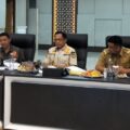 Mendagri Tito Karnavian didampingi Kepala BNPB dan Gubernur Sumut, Bobby Afif Nasution saat menyampaikan hasil rapat koordinasi percepatan penanganan bencana di Aula Raja Inal Siregar, Kantor Gubernur Sumut, Senin (12/1/2026). Foto: Reza Sahab/kaldera.id