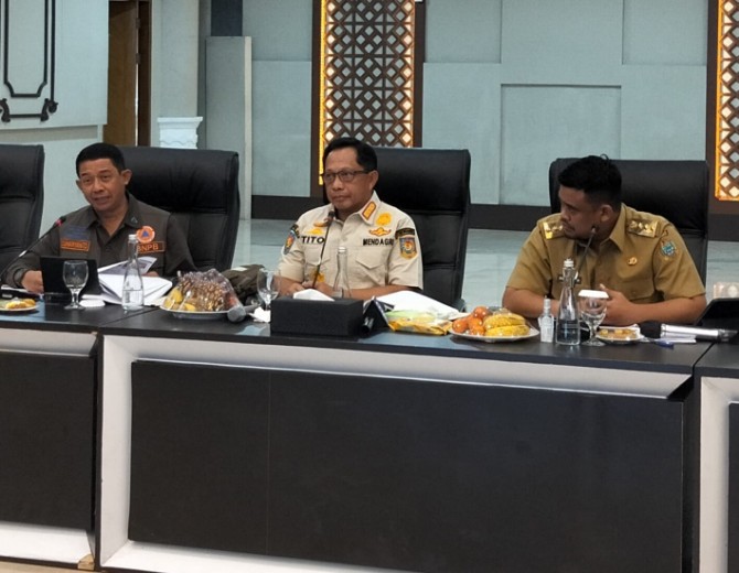 Mendagri Tito Karnavian didampingi Kepala BNPB dan Gubernur Sumut, Bobby Afif Nasution saat menyampaikan hasil rapat koordinasi percepatan penanganan bencana di Aula Raja Inal Siregar, Kantor Gubernur Sumut, Senin (12/1/2026). Foto: Reza Sahab/kaldera.id