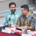 Gubernur Sumut Bobby Afif Nasution berbincang dengan Gubernur Aceh Muzakir Manaf disela sela rapat koordinasi pemulihan daerah pasca bencana di Jakarta, Kamis (15/1/2026). Foto; IST