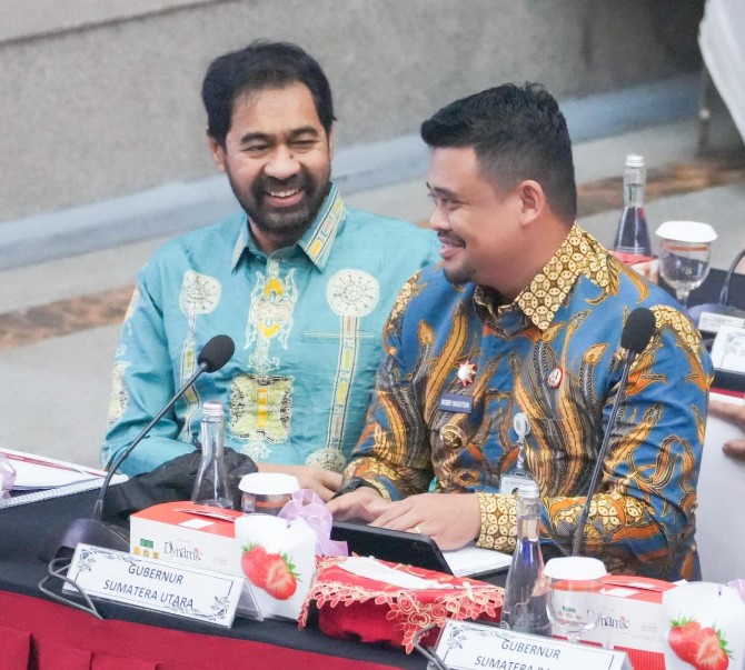 Gubernur Sumut Bobby Afif Nasution berbincang dengan Gubernur Aceh Muzakir Manaf disela sela rapat koordinasi pemulihan daerah pasca bencana di Jakarta, Kamis (15/1/2026). Foto; IST