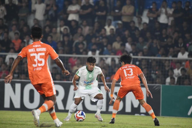 Pemain PSMS Medan berusaha melewati hadangan pemain Persiraja Banda Aceh. Foto; IST