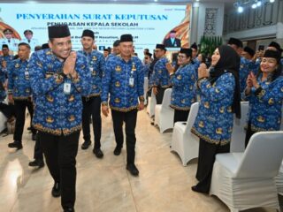 Gubernur Sumut Serahkan 248 SK Kepala Sekolah, Tegaskan Larangan Pungli di SMA–SMK Negeri