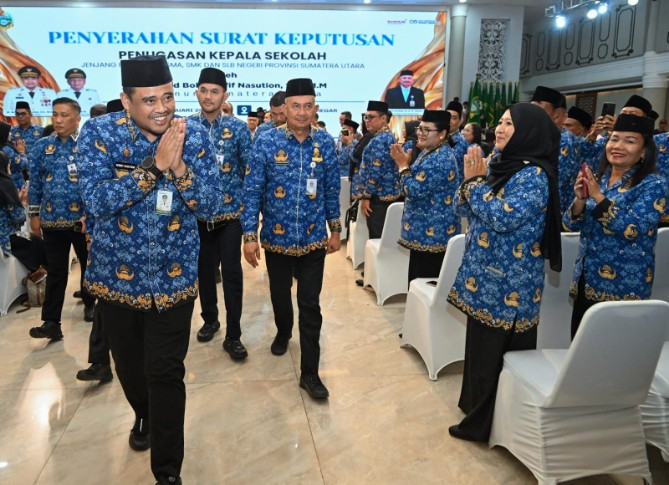 Gubernur Sumut Bobby Afif Nasution usai menyerahkan SK Kepala Sekolah SMA,SMK dan SLB se- Sumut