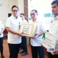 Wali Kota Medan Rico Waas menyerahkan SPT PBB 2026 kepada camat di Kantor Wali Kota Medan, Rabu (21/1/2026). Foto; IST