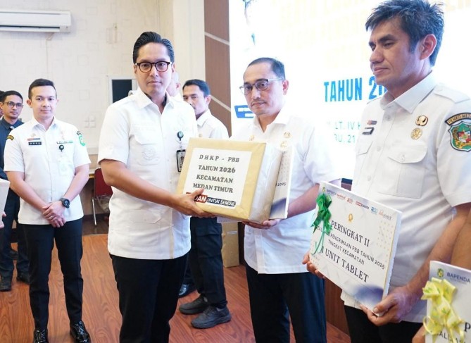 Wali Kota Medan Rico Waas menyerahkan SPT PBB 2026 kepada camat di Kantor Wali Kota Medan, Rabu (21/1/2026). Foto; IST