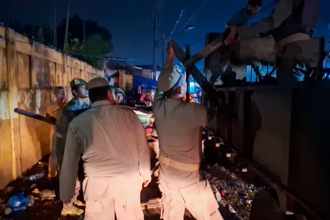 Personel Satpol PP tertibkan PKL di Pasar Simpang Limun. Foto; IST