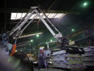 Suasana produksi di INALUM