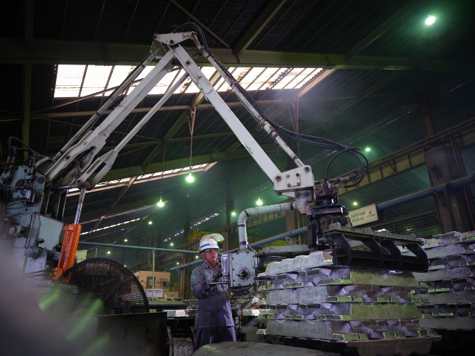 Suasana produksi di INALUM