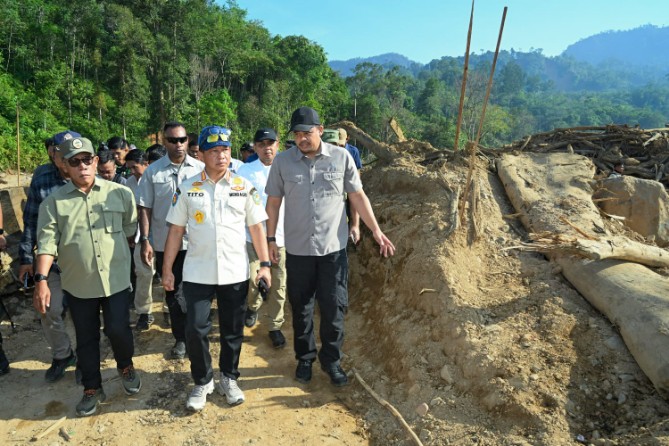 Gubernur Sumut Bobby Nasution mendampingi Mendagri Tito Karnavian saat mengunjungi Kecamatan Tukka, Kabupaten Tapanuli Tengah